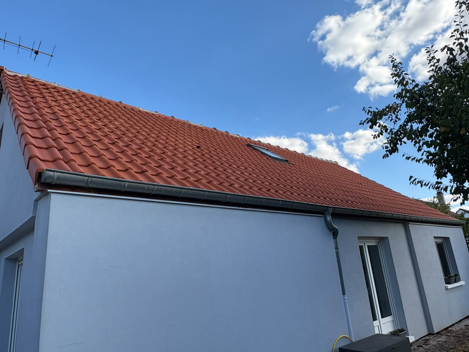 Versant côté jardin et fenêtre de toit avant l’entretien de la couverture à Marly