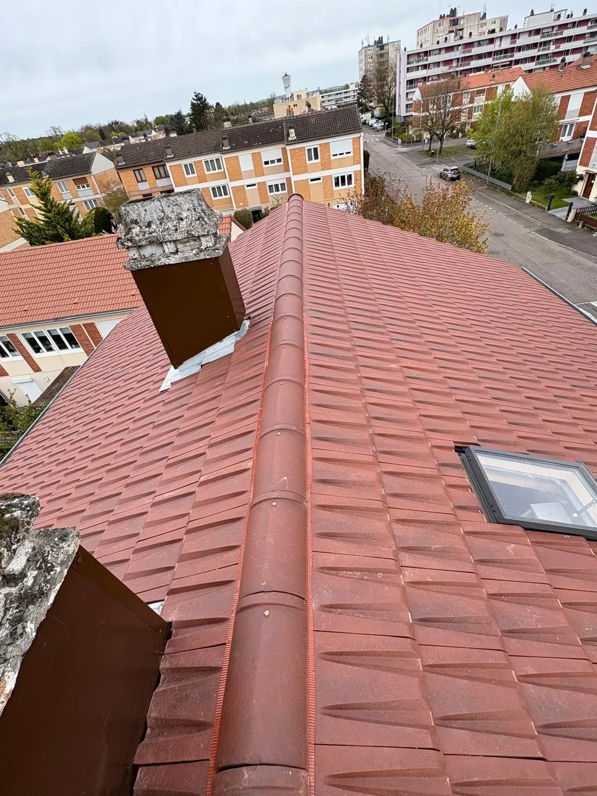 Vérification des relevés d'étanchéité en périphérie d'une toiture-terrasse accessible, Metz Métropole