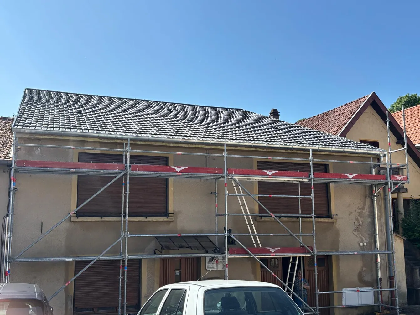 Vue d'une toiture neuve en zinc achevée sur une maison lorraine à Metz